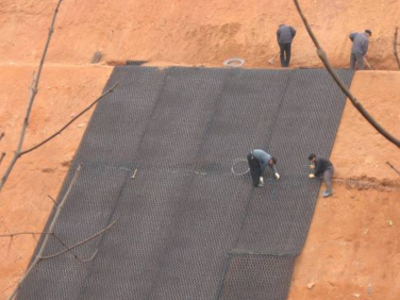 微路基边坡固土网垫搭接施工