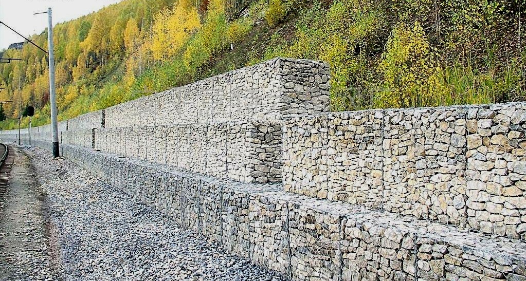 铁路边坡防护石笼网挡墙