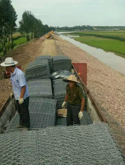 雷诺护垫送货到工地