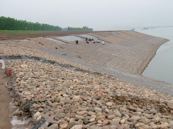 雷诺护垫岸坡防护