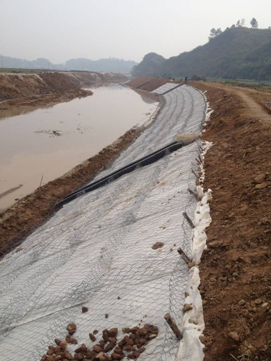 雷诺护垫山洪沟护坡应用