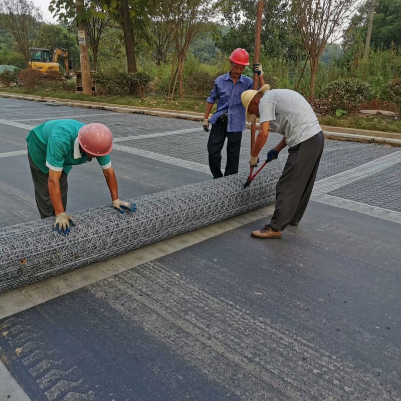 沥青混凝土路面钢丝网铺展施工